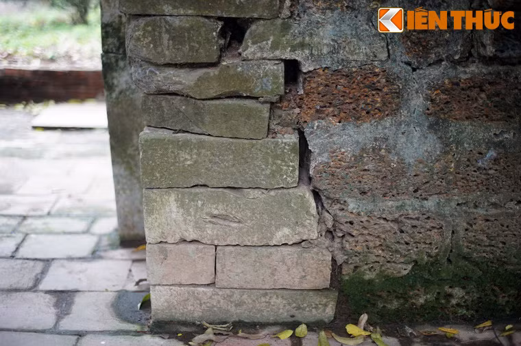 Vết nứt ở cổng đá.