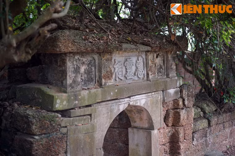 Quận công Phạm Mẫn Trực là quan võ thời Hậu Lê (thế kỷ 17-18), từng làm trong đội tượng binh và tổng thái giám của triều đình vua Lê, chúa Trịnh, sau khi mất được chôn cất ở quê nhà là làng Lại Yên, Hoài Đức. Lăng mộ của ông được xây vào năm 1713.