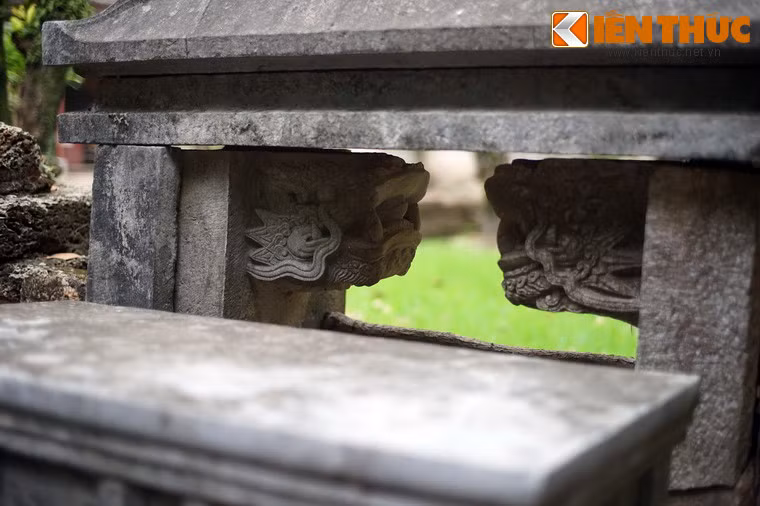 Hình tượng rồng trên cổng thông sang khu mộ phần.