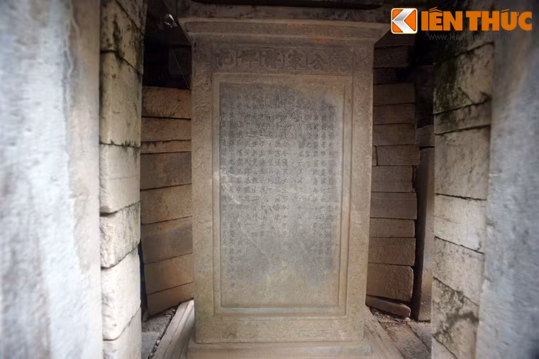 Trong hai nhà bia có hai tấm bia nói về gia thế và sự nghiệp của Quận công Phạm Mẫn Trực.