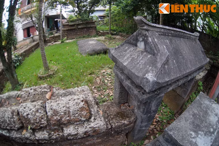 Nơi đặt mộ phần Quận công Phạm Mẫn Trực nằm sau khu nhà bia.