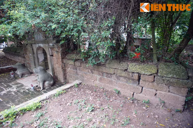  Lăng Phạm Mẫn Trực có một quy mô khá lớn, gồm nhà tiền tế (hiện không còn), khu nhà đặt bia, và khu mộ, xung quanh có tường bao bằng đá ong.