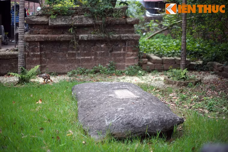 Ngôi mộ là một phiến đá cổ, phía trên có khắc tên, hiệu. Sau mộ là bình phong hậu.