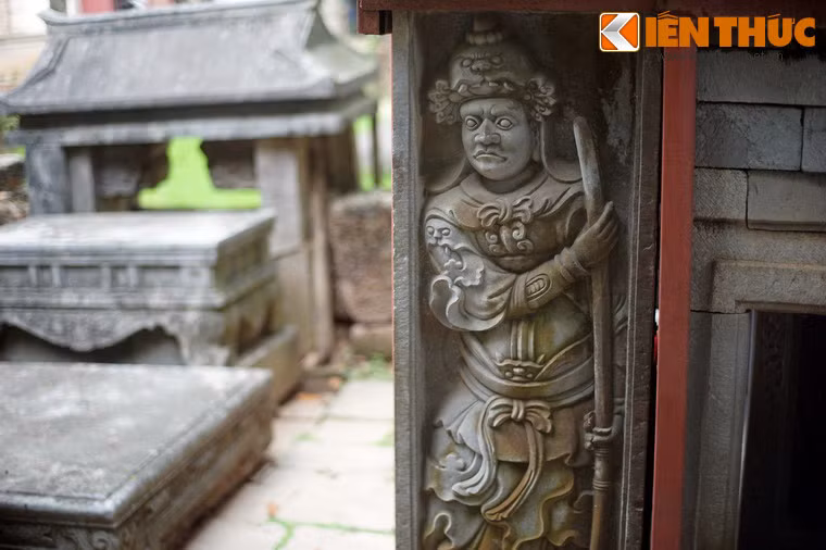 Mặt ngoài hai nhà bia được tạc hình quan võ rất tinh xảo, được coi là những tác phẩm mẫu mực của điêu khắc Việt thế kỷ 17-18.