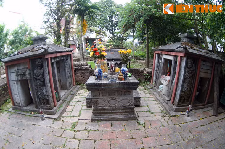 Thẳng hàng với cặp voi đá là hai nhà bia.