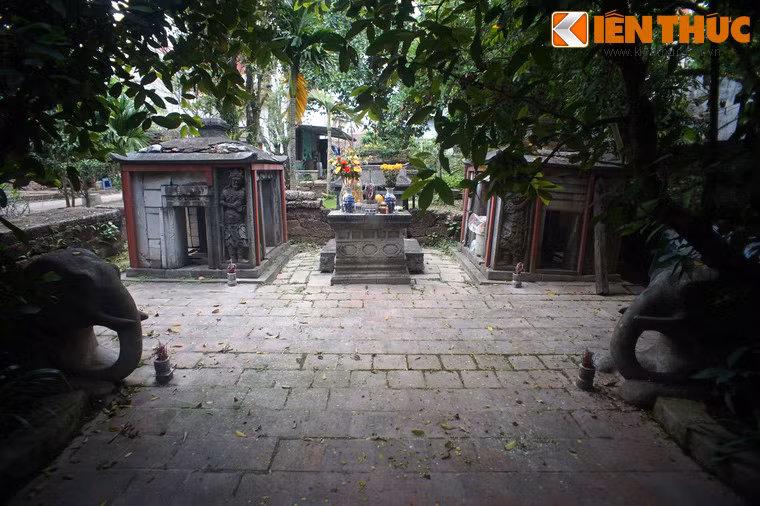 Hai bên sân lăng có cặp voi đá lớn.