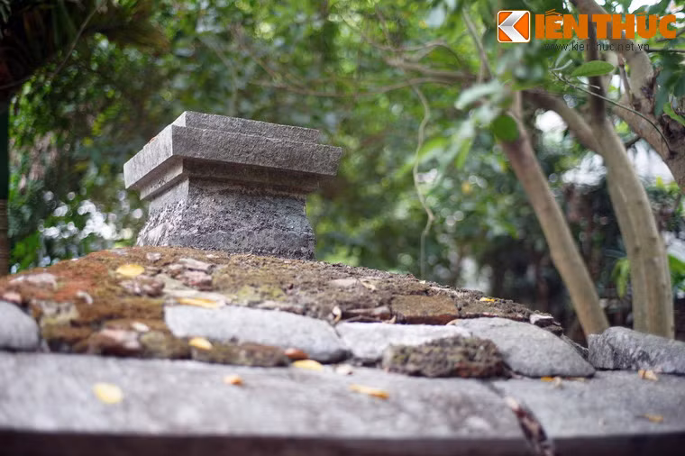 Mái nhà bia bị rạn nứt thành nhiều mảng.