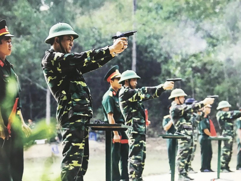 Huấn luyện bắn súng ngắn K54 tại trường Sĩ quan Lục quân 2.