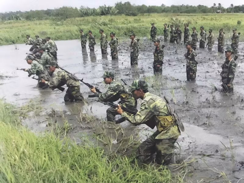 Huấn luyện vận động tiến công trên địa hình đồng nước.