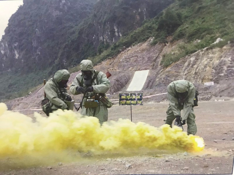 Huấn luyện xử lý chất độc mau tan.