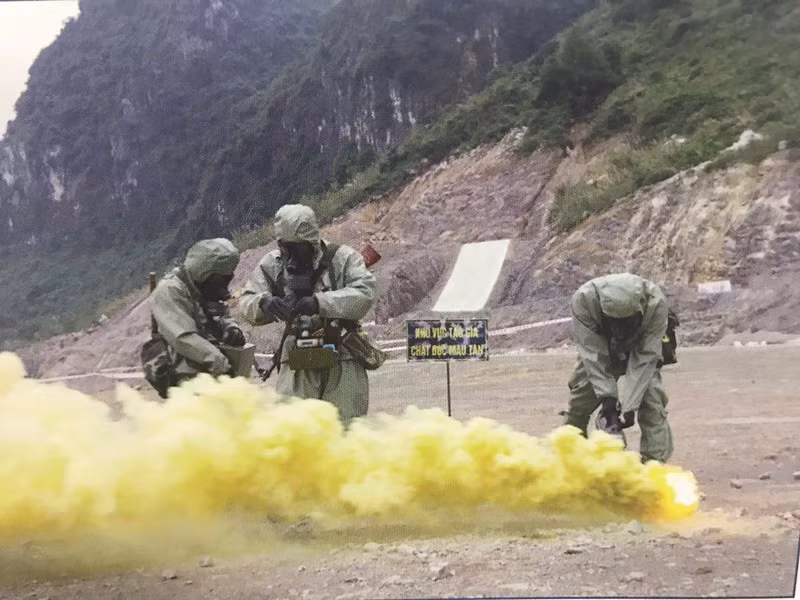 Huấn luyện xử lý chất độc mau tan.