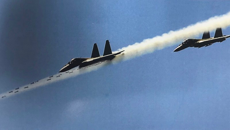 Máy bay Su-30MK2 thực hành bắn rốc két.