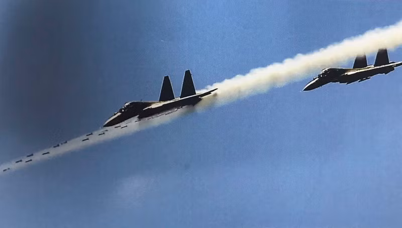 Máy bay Su-30MK2 thực hành bắn rốc két.