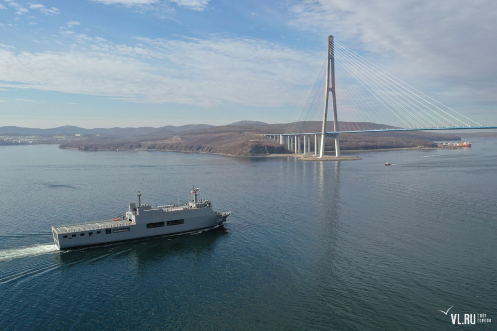 Tàu được đóng theo lớp Makassar do Hàn Quốc thiết kế và chế tạo. Đây hiện được coi là lớp tàu đổ bộ phổ biến nhất Đông Nam Á khi không chỉ Myanmar mà còn cả Indonesia và Philippines cũng sở hữu loại tàu này với số lượng lớn. Nguồn ảnh: VLru.