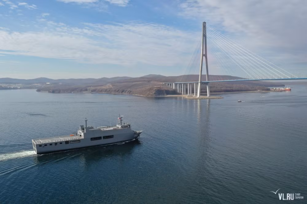 Tàu được đóng theo lớp Makassar do Hàn Quốc thiết kế và chế tạo. Đây hiện được coi là lớp tàu đổ bộ phổ biến nhất Đông Nam Á khi không chỉ Myanmar mà còn cả Indonesia và Philippines cũng sở hữu loại tàu này với số lượng lớn. Nguồn ảnh: VLru.