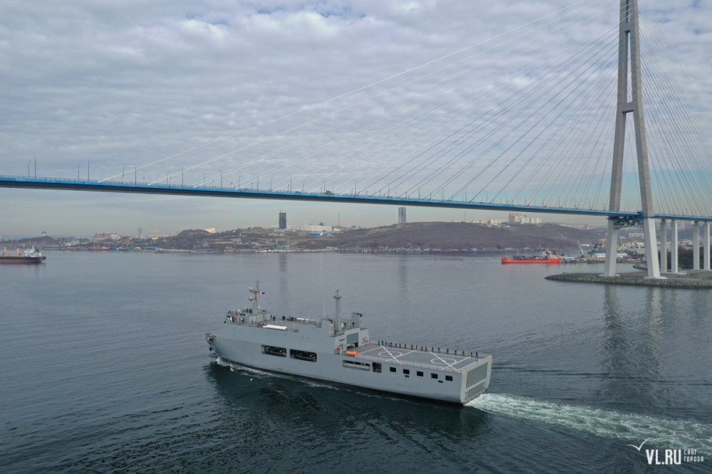 Tàu đổ bộ lớp Makassar có thiết kế theo kiểu truyền thống, trọng tải tối đa lên tưới 8400 tấn, tàu có giãn nước lớn nhất 11.300 tấn, dài 122 mét, rộng 22 mét và cao 56 mét. Nguồn ảnh: VLru.