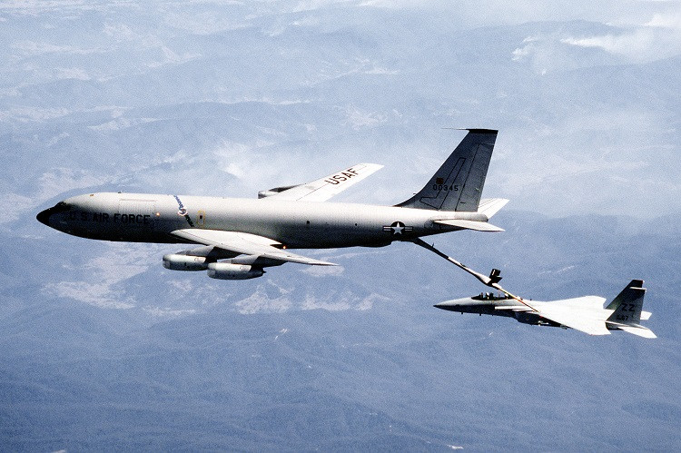Máy bay tiếp liệu trên không mang thương hiệu "Cây Xăng Bay" của Quân đội Mỹ loại KC-135 Stratotanker tới nay cũng đã 62 tuổi. Ra đời từ năm 1957, đây là loại máy bay già thứ hai đang phục vụ Quân đội Mỹ. Nguồn ảnh: USAF.