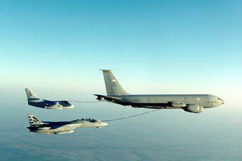 Nhiệm vụ của KC-135 khá đơn giản - đó là tiếp liệu trên không cho các máy bay chiến thuật của quân đội Mỹ. Có lẽ vì nhiệm vụ đơn giản như vậy nên các máy bay tiếp liệu này đã bay liên tục hơn nửa thế kỷ qua. Nguồn ảnh: USmil.
