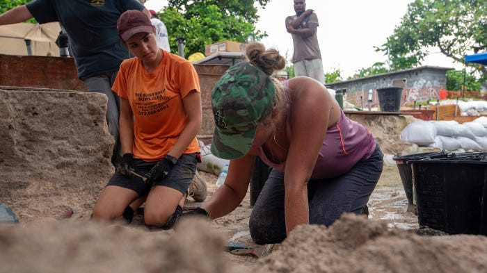 Do điều kiện khí hậu khắc nghiệt cùng với địa hình ở đảo Tarawa rất khó để đào những huyệt chôn tử sĩ đủ sâu, phần lớn lính Mỹ cũng như lính Nhật thiệt mạng trên đảo đều được chôn rải rác trong những hố chôn tập thể. Nguồn ảnh: BI.
