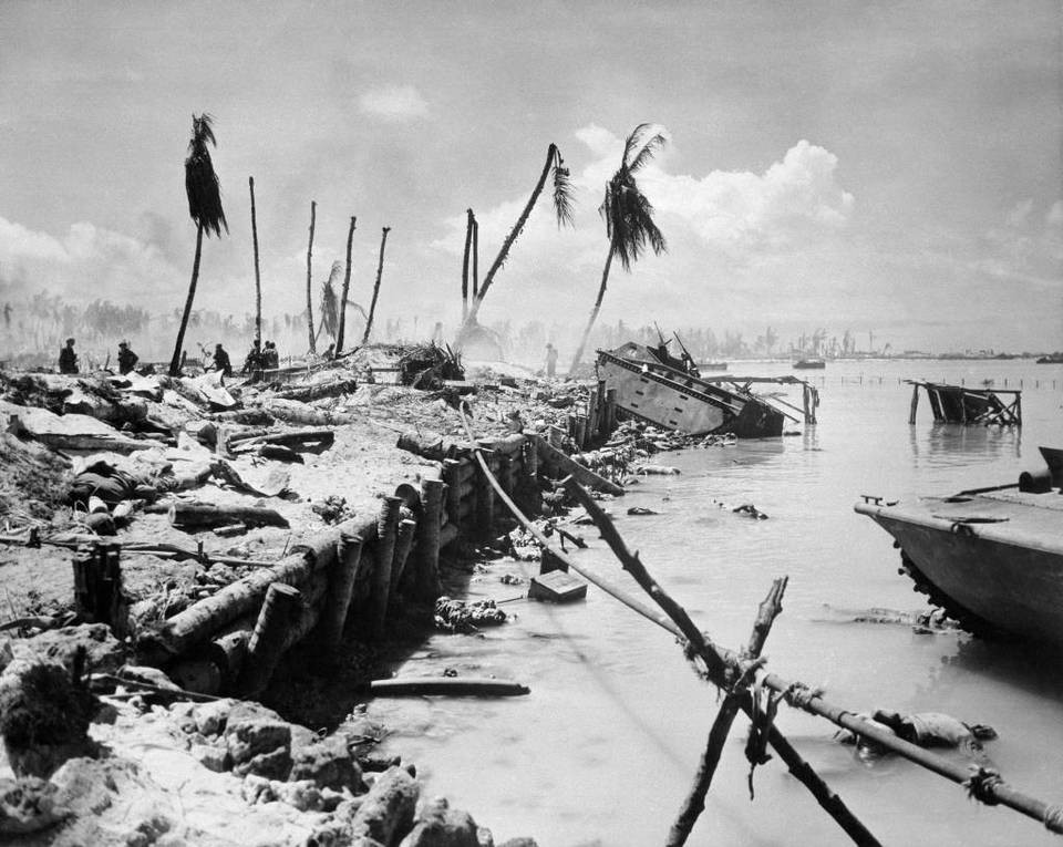 Trận đánh mở màn bằng việc Mỹ đưa hai sư đoàn Thuỷ quân Lục chiến đổ bộ lên đảo. Tổng quân số Mỹ tung vào trận này lên tới gần 50.000 quân bao gồm 18.000 lính Thuỷ quân Lục chiến và 35.000 lính Hải quân, Không quân Hải quân. Nguồn ảnh: BI.