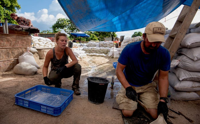 Tới tận ngày nay, rất nhiều tình nguyện viên tới từ Mỹ vẫn ngày đêm thăm dò từng centimets trên hòn đảo này để tìm ra hài cốt của lính Mỹ, lính Nhật trong trận đánh đẫm máu này. Nguồn ảnh: BI.