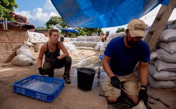 Tới tận ngày nay, rất nhiều tình nguyện viên tới từ Mỹ vẫn ngày đêm thăm dò từng centimets trên hòn đảo này để tìm ra hài cốt của lính Mỹ, lính Nhật trong trận đánh đẫm máu này. Nguồn ảnh: BI.