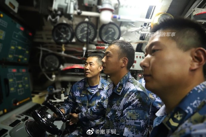 Tàu có thiết kế khá đơn giản với khoang chỉ huy đặt dưới tháp thượng tầng. Về cơ bản, thiết kế của tàu Type 039 mang tính "kinh điển", giống với phần lớn mọi tàu ngầm điện - diesel hiện nay. Nguồn ảnh: Sina.