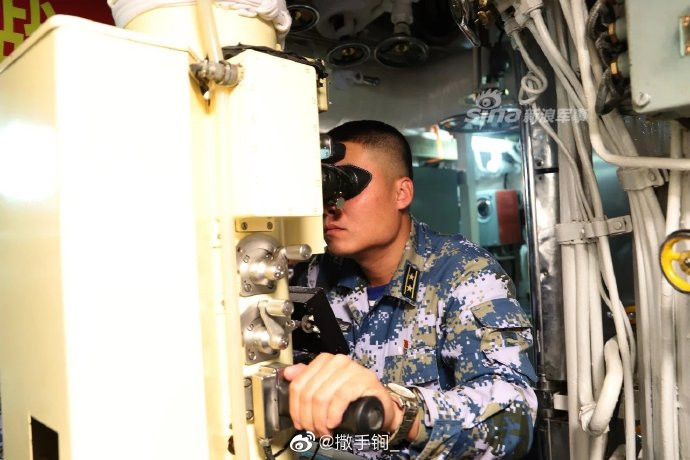Theo thông số lý thuyết được phía Trung Quốc công bố, tàu ngầm lớp Nguyên có khả năng lặn sâu tối đa 300 mét - tương đương với độ sâu tối đa của phần lớn các loại tàu ngầm điện - diesel hiện nay trên thế giới. Nguồn ảnh: Sina.