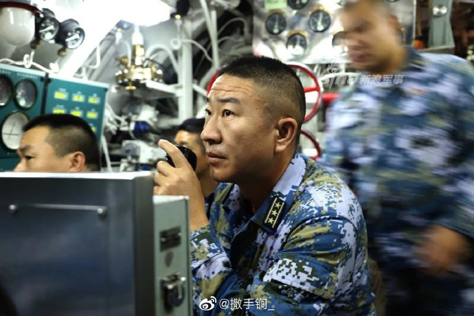 Không gian bên trong của Type 039 là rất nhỏ do tàu ngầm này vốn dĩ có kích thước không lớn, lại có thuỷ thủ đoàn đầy đủ tới 60 người. Nguồn ảnh: Sina.