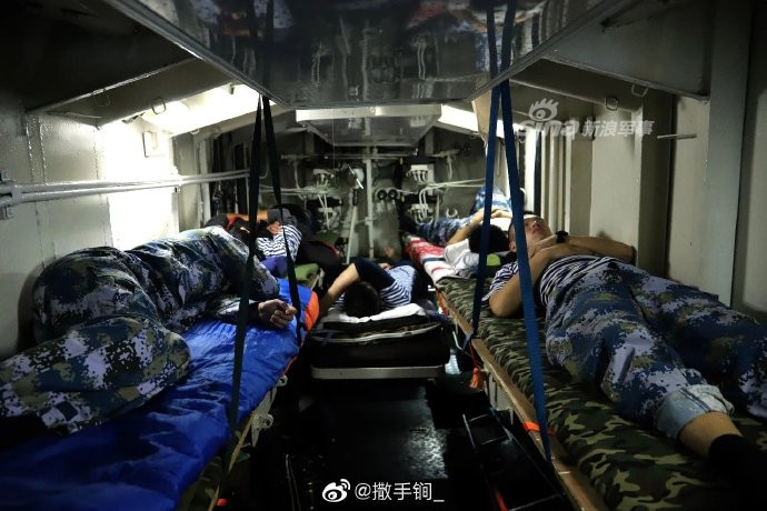 Tuy nhiên vấn đề không gian vẫn luôn là một trở ngại khi hoạt động bên trong tàu ngầm. Ảnh: Khoang ngư lôi mũi tàu trở thành phòng ngủ di động của thuỷ thủ do nó cách xa khoang máy, ít tiếng ồn và là khoang đầu tàu nên cũng không ai qua lại. Nguồn ảnh: Sina.