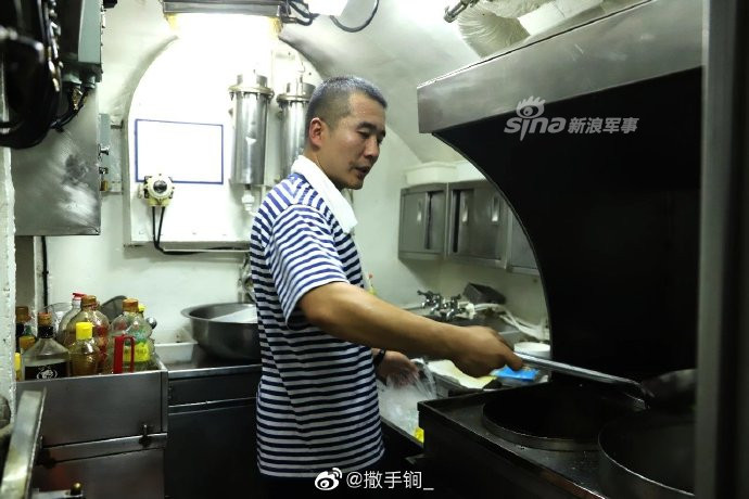 Khoang bếp trên tàu rất chật chội và chỉ đủ chỗ cho một đầu bếp nhưng vẫn phải đáp ứng đủ nhu cầu của 60 miệng ăn ba bữa mỗi ngày. Nguồn ảnh: Sina.