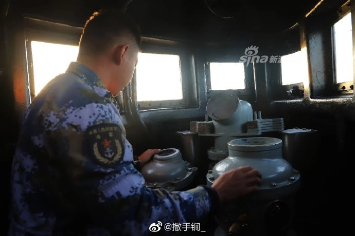 Ra đời từ năm 1998, tổng cộng Hải quân Trung Quốc đang có 13 tàu ngầm lớp Type 039 trong biên chế và 20 chiếc lớp Type 039A. Các tàu lớp Type 039 có độ giãn nước tối đa 2200 tấn khi lặn, dài 75 mét, rộng 84 mét và sử dụng động cơ điện - diesel với một trục dẫn động. Nguồn ảnh: Sina.