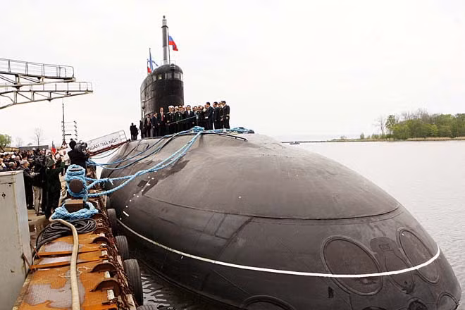 Tới năm 2015, tàu ngầm Hà Nội cũng là chiếc tàu Kilo đầu tiên Việt Nam sử dụng để phóng ngư lôi thật trong một cuộc tập trận. Khi này, Hải quân Việt Nam mới nhận được ba chiếc tàu ngầm lớp Kilo. Nguồn ảnh: TTXVN.