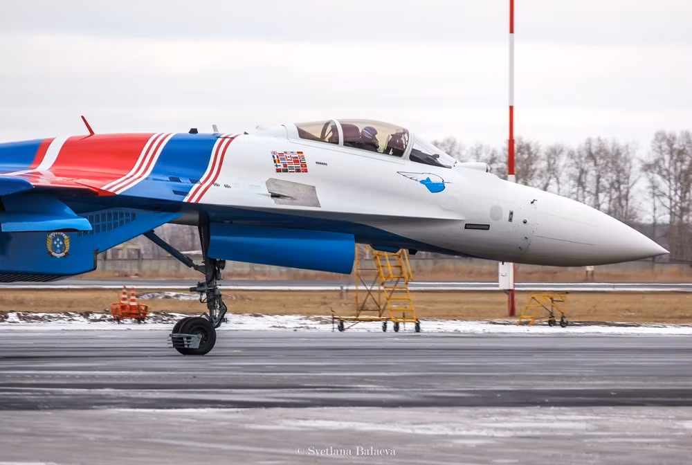 Khi mang theo 100% nhiên liệu, Su-35S cũng có tỷ lệ lực đẩy chia trọng lượng máy bay là 0,92 - gần như là tương đương nhau và không hề tỏ ra nặng nề trong bất cứ động tác cơ động không chiến nào. Nguồn ảnh: Livejournal.