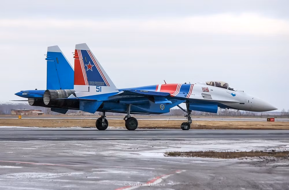 Loại tiêm kích Su-35S được trang bị hai động cơ AL-41F1S cực kỳ hiện đại, đây là loại động cơ phản lực chiến đấu tốt bậc nhất của Nga hiện tại, được sử dụng trên tiêm kích thế hệ năm Su-57. Nguồn ảnh: Livejournal.