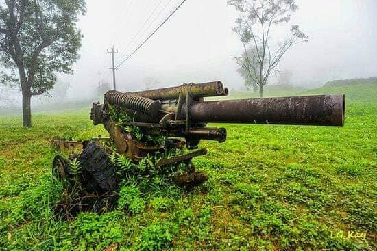Ở trận Khe Sanh, quân đội Mỹ nằm đúng trong một cái "lòng chảo" như căn cứ Điện Biên Phủ của Pháp trước kia từng đại bại dưới tay tướng Võ Nguyên Giáp. Vẫn chiến thuật cũ hiệu quả, quân đội ta đã cho lính Mỹ "nếm" mùi pháo binh giải phóng. Nguồn ảnh: Pinterest.