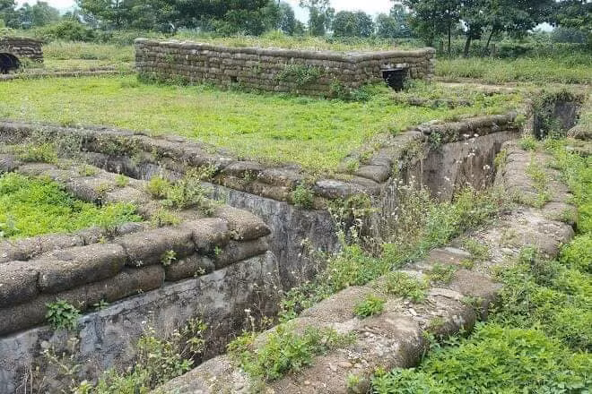 Thậm chí, quân đội Mỹ còn từng tính đến chuyện sử dụng bom nguyên tử chiến thuật - thậm chí là bom nguyên tử chiến lược nếu cần để giải toả áp lực cho căn cứ quân sự này. Nguồn ảnh: Pinterest.