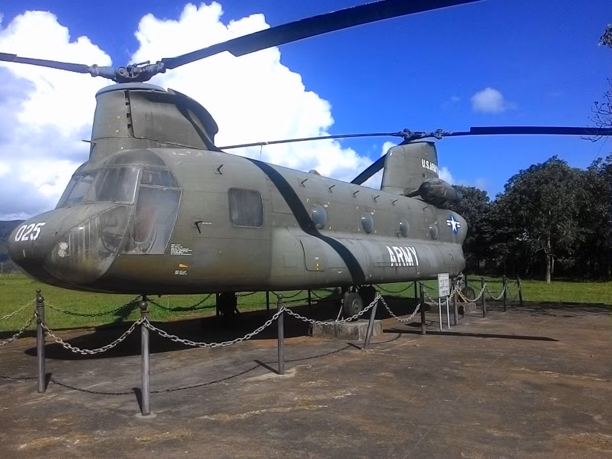 Chiến dịch Khe Sanh cũng chính là trận đánh đầu tiên mà ta đánh sòng phẳng với người Mỹ ở cấp Sư đoàn. Việc thắng tuyệt đối quân đội Mỹ trong trận này, buộc Mỹ phải "phá căn cứ, bỏ của chạy lấy người" là thắng lợi không thể to lớn hơn dành cho quân giải phóng. Nguồn ảnh: Pinterest.