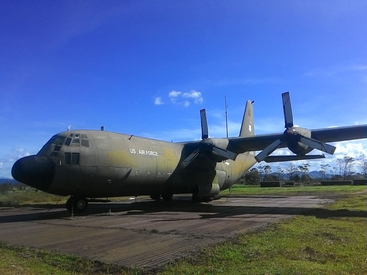 Máy bay vận tải C-130 - loại vận tải cơ lớn nhất được Mỹ sử dụng ở Việt Nam lúc bấy giờ bất lực không thể hạ cánh xuống Khe Sanh do bị pháo bầy của quân giải phóng dập sân bay liên tục. Nguồn ảnh: Pinterest.