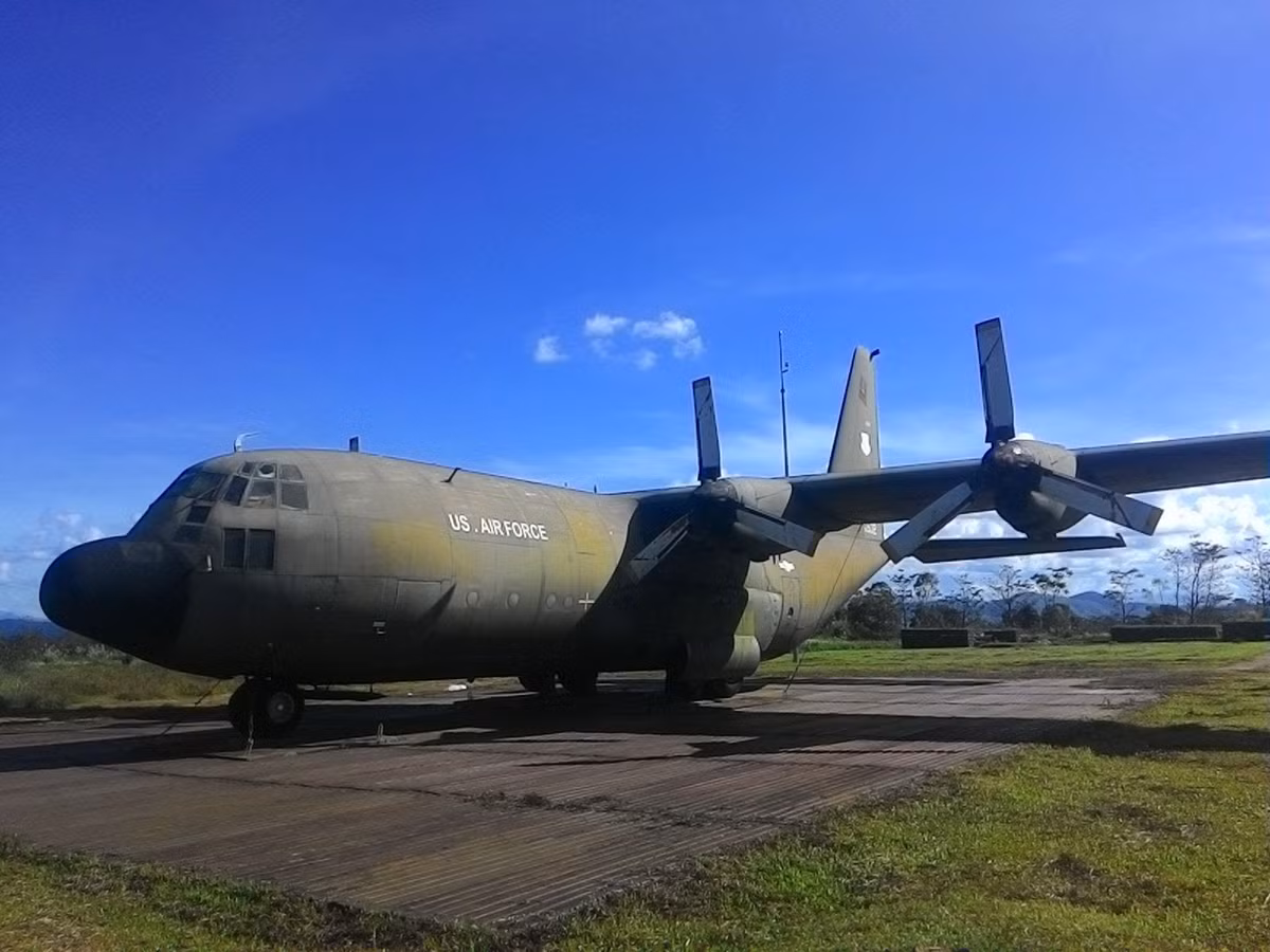 Máy bay vận tải C-130 - loại vận tải cơ lớn nhất được Mỹ sử dụng ở Việt Nam lúc bấy giờ bất lực không thể hạ cánh xuống Khe Sanh do bị pháo bầy của quân giải phóng dập sân bay liên tục. Nguồn ảnh: Pinterest.