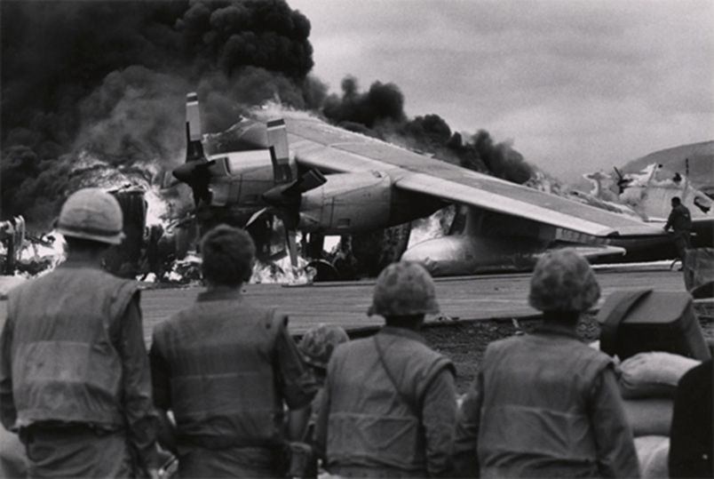 Một máy bay vận tải khổng lồ của quân đội Mỹ liều lĩnh hạ cánh xuống căn cứ Khe Sanh giữa làn đạn pháo của quân giải phóng và kết cục. Nguồn ảnh: Pinterest.