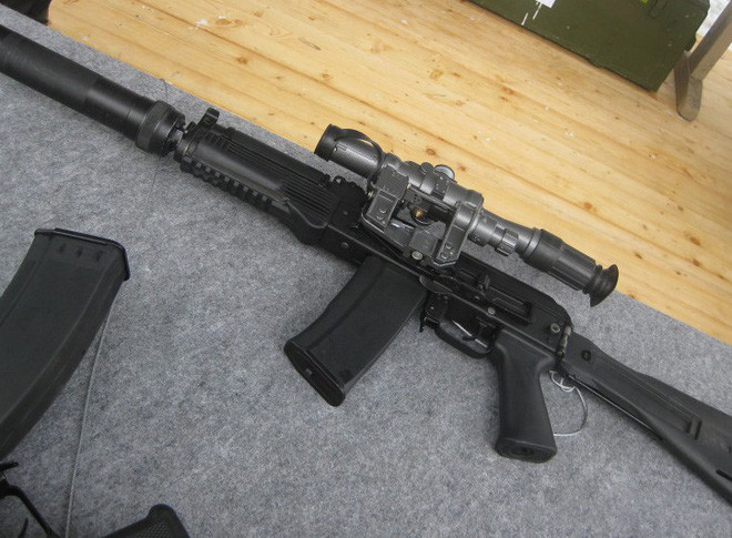 Phần báng của AK-9 có thể gập lại về phía bên trái để đảm bảo kích thước gọn gàng của súng khi tác chiến trong không gian hẹp. Đặc biệt, súng có cấu tạo bao gồm thép và nhựa composite hoặc polymer, không còn chi tiết nào làm bằng gỗ. Nguồn ảnh: Pinterest.