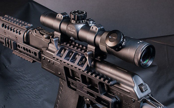 Thậm chí nhiều hãng sản xuất vũ khí còn chế tạo kẹp thân súng cho từng loại súng trường tấn công AK khác nhau với nhiều mẫu mã, tương thích với nhiều kiểu phụ kiện bao gồm từ kính ngắm không phóng đại cho tới kính ngắm phóng đại cao. Nguồn ảnh: Pinterest.