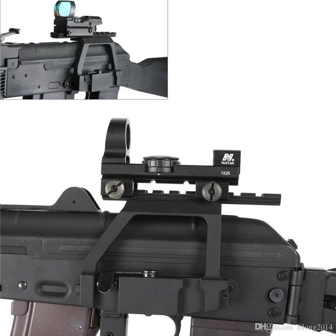 Mặc dù có điểm yếu là độ bền không cao bằng rãnh kỹ thuật gắn liền nắp khoá nòng, tuy nhiên kiểu thiết kế này đảm bảo không ảnh hưởng tới đặc tính kỹ thuật của súng AK do chỉ là bộ phận gắn thêm bên ngoài. Nguồn ảnh: Pinterest.