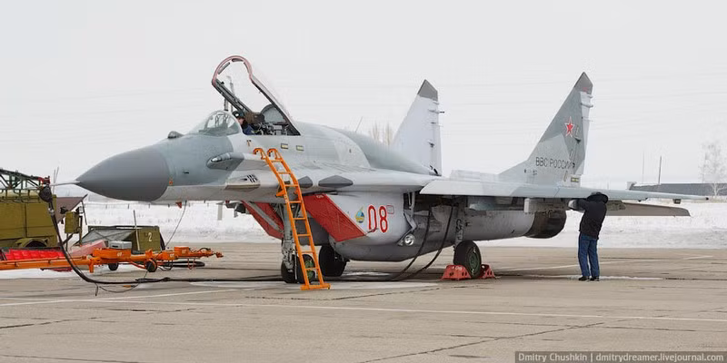 Đối với MiG-29UBT, đây là một thế hệ khung thân khác biệt có kích thước lớn hơn, vì vậy máy bay mới mang được radar Zhuk-ME để trở thành một chiến đấu cơ thực thụ.