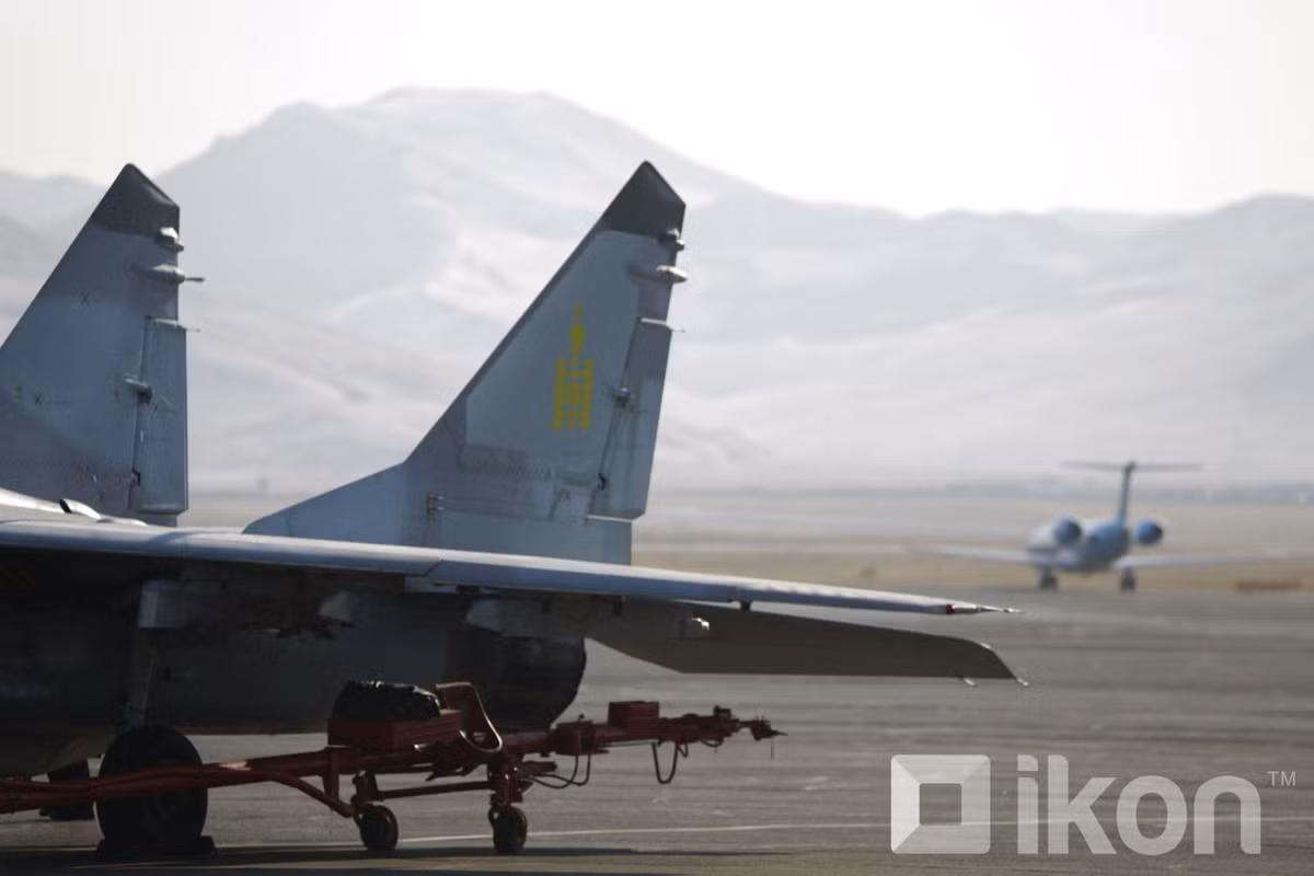 Nếu bắt buộc phải tham gia không chiến, MiG-29UB phải trông chờ hoàn toàn vào khả năng bắt mục tiêu của đầu dò trên tên lửa R-73 có tầm hoạt động rất hạn chế và góc quan sát hẹp.