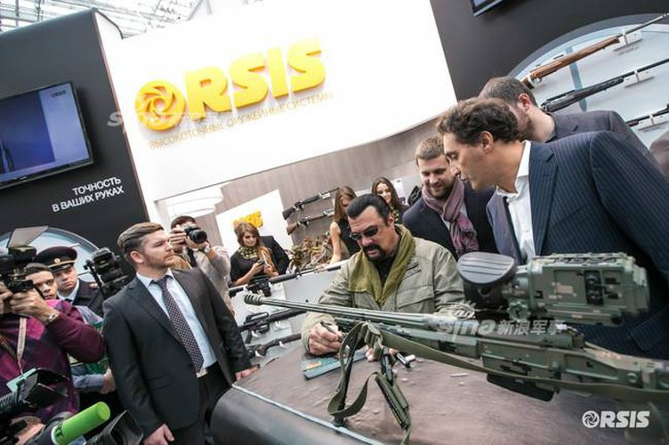 Giống với các mẫu súng hiện đại ngày nay. cấu tạo của súng bắn tỉa ORSIS T-5000 không còn sử dụng vật liệu gỗ như trước mà được làm hoàn toàn bằng nhựa tổng hợp và sợi thủy tinh. Điều này giúp làm giảm trọng lượng súng xuống nhiều lần và tăng độ bền và thậm chí là... độ "hầm hố" của súng. Nguồn ảnh: Sina.