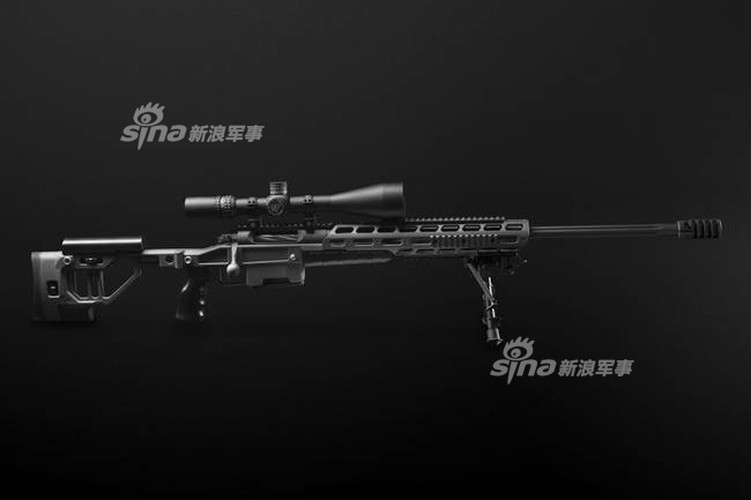 Ngoài phiên bản sử dụng cỡ đạn 7,62x51mm, ORSIS T-5000 còn có phiên bản sử dụng cỡ đạn .338 Lapua Magnum (8.6x70mm). Cỡ đạn lớn hơn này cho phép T-5000 có tầm bắn xa hơn, tối đa lên tới 1300 mét. Nguồn ảnh: Sina.