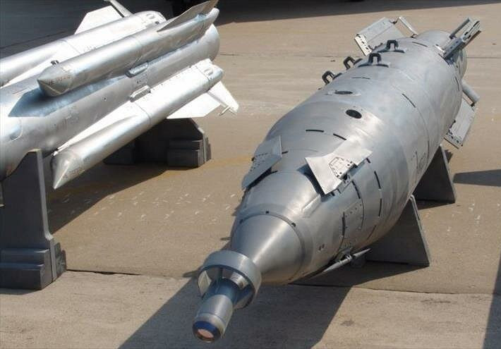 Được biết bom KAB-1500 được Liên Xô phát triển từ đầu thập niên 1970, sau này Nga tiếp tục cải tiến và cho ra đời bom thông minh dựa trên KAB-1500.