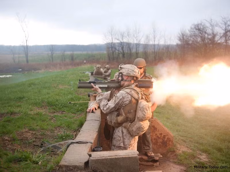 So với các loại súng chống tăng khác như SMAW và AT4, thì M72 LAW được đánh giá là dễ dùng hơn, nhẹ hơn.